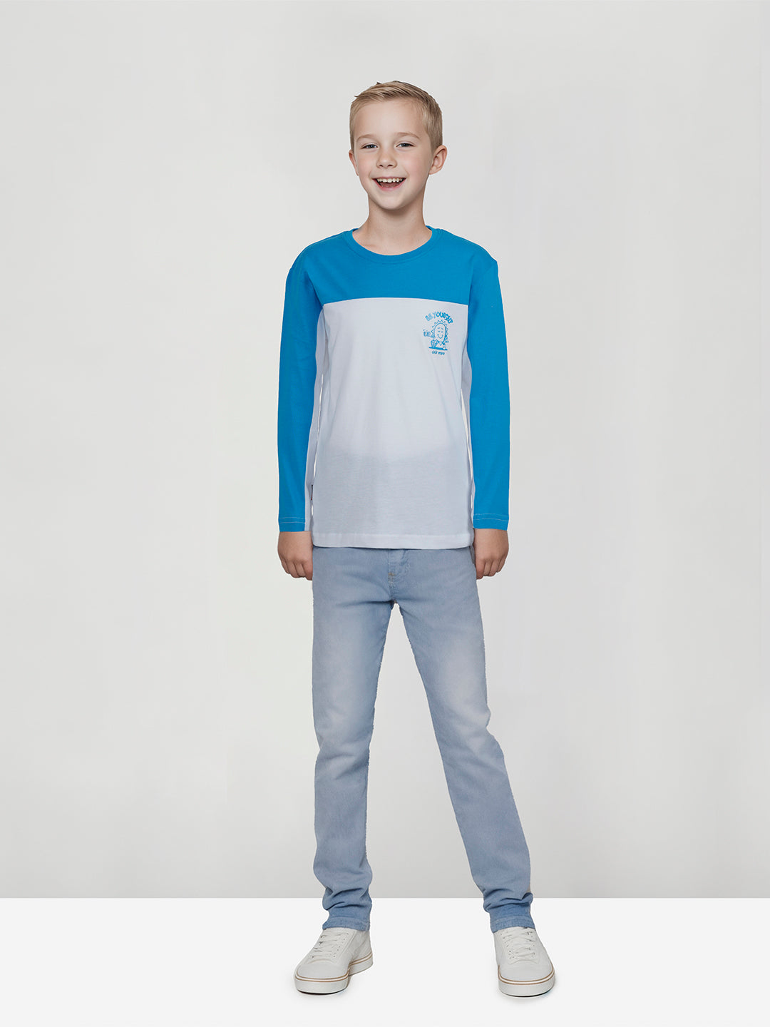 Boys blue round neck knitted cotton printed t-shirt.